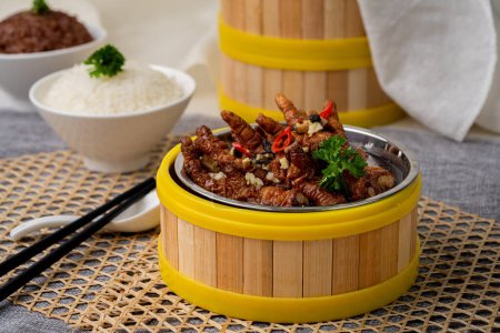 Foto de PIE DE CHICKEN Con SAUCE DE Frijol con palillos servidos en plato aislado en la mesa vista superior de los alimentos singapurenses - Imagen libre de derechos