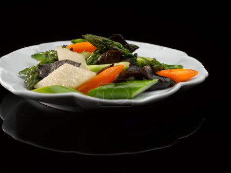 Téléchargez les photos : Asperges sautées avec igname chinoise et champignon noir plat servi isolé sur fond vue sur la nourriture - en image libre de droit