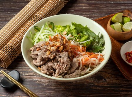 Téléchargez les photos : Boeuf mélangé saccadé aux nouilles de riz Sauce de poisson servie dans un bol isolé sur la table vue sur la nourriture taiwan - en image libre de droit