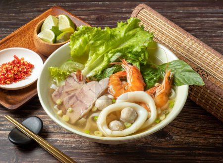 Foto de Mariscos Pho con calamares y camarones servidos en tazón aislado en la mesa vista superior de la comida taiwan - Imagen libre de derechos