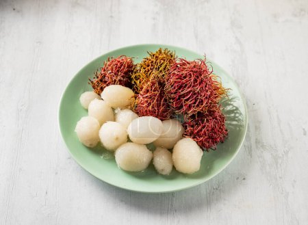 Frische Muschel Rambutan mit rohen Früchten geschnitten in Einwegglas serviert isoliert auf dem Hintergrund von oben Ansicht taiwan Lebensmittel
