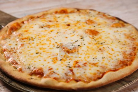 Téléchargez les photos : Arabe Pizza jibin servi en planche à découper isolé sur fond vue du haut de la restauration rapide - en image libre de droit