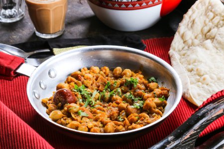 Téléchargez les photos : Basher Haricots ou channa masala, pois chiches servis dans un plat isolé sur un tapis rouge vue du dessus sur la table nourriture arabe - en image libre de droit