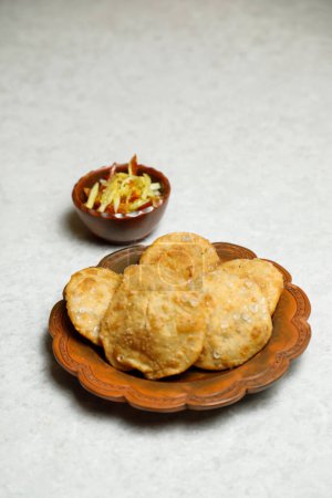 Téléchargez les photos : Servi dans un plat isolé sur la table avec vue sur la cuisine indienne, bangladeshi et pakistanaise - en image libre de droit