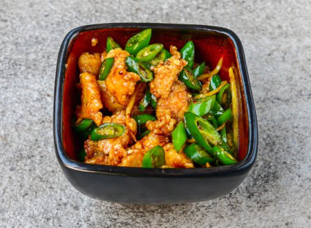 Téléchargez les photos : Poulet chili sec servi dans un bol isolé sur fond vue du dessus de la nourriture asiatique - en image libre de droit