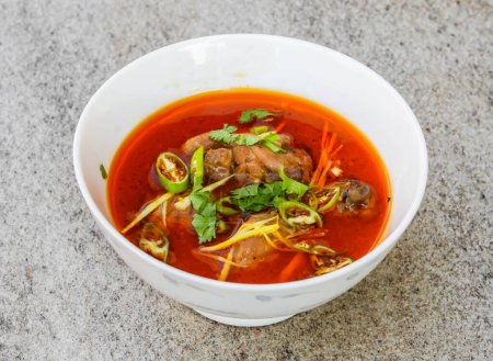 Téléchargez les photos : Poulet nihari servi dans un plat isolé sur fond vue de dessus des épices indiennes et de la nourriture pakistanaise - en image libre de droit