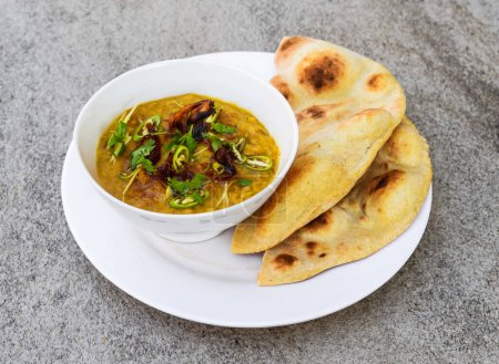 Téléchargez les photos : Haleem poulet épicé avec oignon frit, naan, roti servi dans un plat isolé sur fond vue de dessus des épices indiennes et de la nourriture pakistanaise - en image libre de droit