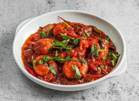 chettinad camarón masala servido en plato aislado en el fondo vista superior de la comida india desi