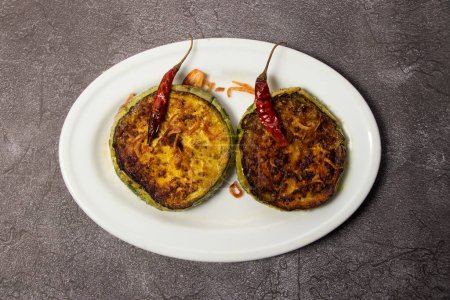 Foto de Bhaji o berenjena frita servido en plato aislado en el fondo vista superior de la comida bangladesh - Imagen libre de derechos