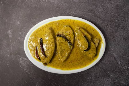 Foto de Corma masala de curry de pescado con salsa servida en plato aislado sobre fondo vista superior de la comida bangladesh - Imagen libre de derechos
