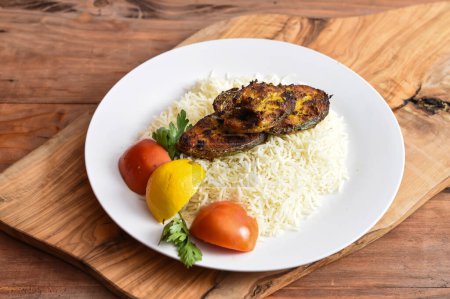 Téléchargez les photos : Riz King Fish à la tomate et au citron vert servi dans un plat isolé sur une table en bois vue sur le dessus Moyen-Orient déjeuner nourriture - en image libre de droit