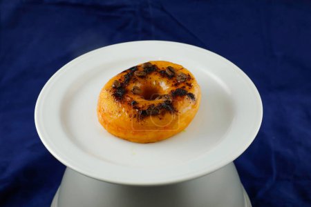 Foto de Mochaccino Donut o mocha servido en plato Aislado en la vista lateral de fondo de la comida de desayuno horneado - Imagen libre de derechos