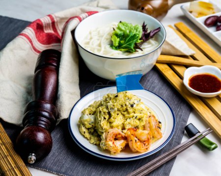 Foto de Trufa negra Camarones marinos Huevo revuelto Pescado Udon servido en tazón con palillos aislados en servilleta vista lateral de la comida japonesa en la mesa - Imagen libre de derechos