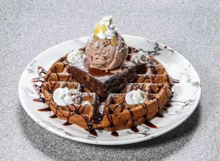 Brownie Waffel mit Eiskugel serviert in Schale isoliert auf dem Hintergrund von oben Ansicht der hong kong dessert food