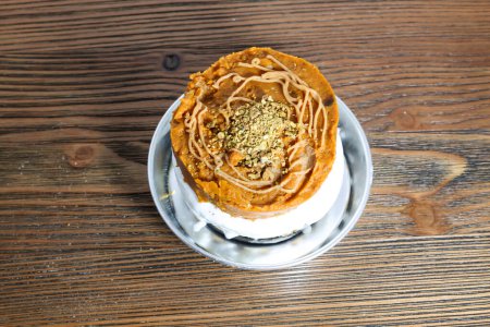 Foto de Bomba de patata kazooza con queso servido en plato aislado sobre mesa vista de comida árabe - Imagen libre de derechos