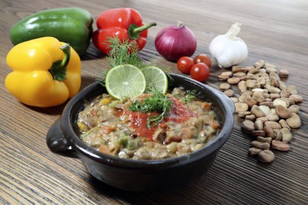 Foto de Habichuelas o habas con pimiento, cebolla, ajo, tomate cherry servido en un plato aislado en la mesa de madera vista lateral de la comida árabe - Imagen libre de derechos