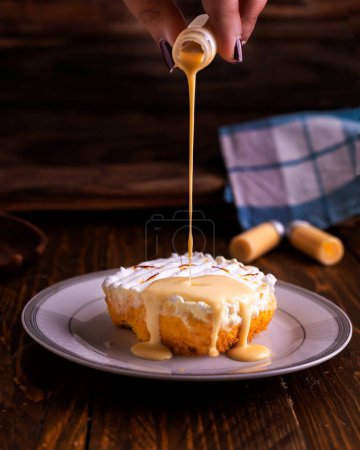 Téléchargez les photos : Gâteau au lait servi dans un plat isolé sur une table en bois vue de côté de la nourriture arabique café - en image libre de droit