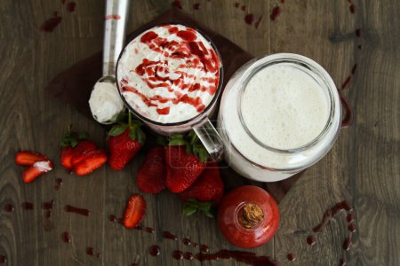 Téléchargez les photos : Crème glacée à la vanille aux fraises servie dans un verre isolé sur la table vue du dessus d'une boisson saine - en image libre de droit