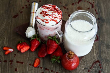 Téléchargez les photos : Crème glacée à la vanille aux fraises servie dans un verre isolé sur la table vue de côté d'une boisson saine - en image libre de droit