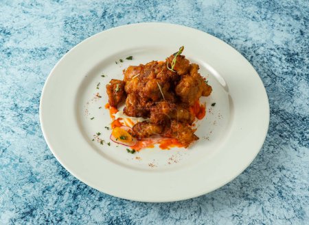 Foto de Picaduras de pollo servidas en plato aislado en el fondo vista superior de la comida italiana - Imagen libre de derechos
