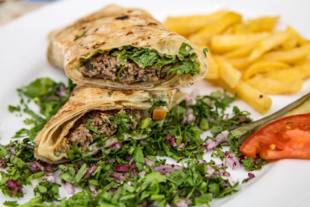 Foto de Carne Kabab Sandwich shawarma envoltura llena de cebolla, tomate servido en plato aislado en la mesa vista superior de la comida árabe - Imagen libre de derechos