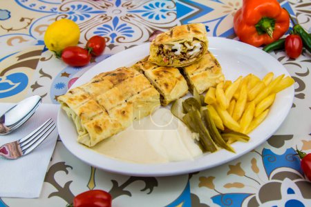 Téléchargez les photos : Emballage arabe Shawarma rempli de viande et de salade servie dans un plat isolé sur la table vue sur la nourriture arabe - en image libre de droit