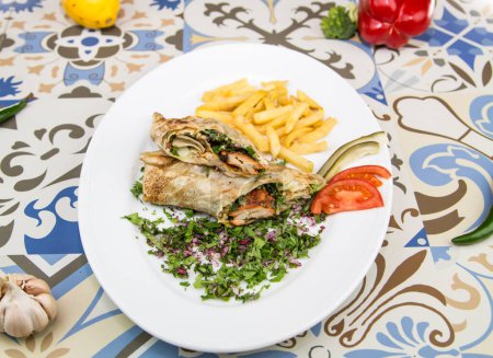 Téléchargez les photos : Shish Tawook Sandwich shawarma enveloppe avec des frites servies dans un plat isolé sur la table vue sur la nourriture arabe - en image libre de droit