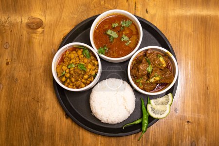 servido en plato aislado sobre fondo de madera vista superior especias indias, bangladeshi y comida pakistaní