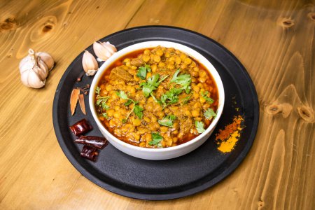 dal chana und mezbani gosht serviert in Gericht isoliert auf hölzernem Hintergrund Draufsicht indische Gewürze, bangladeshi und pakistanisches Essen