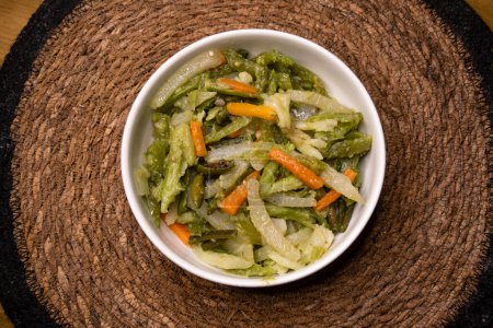 Rühren braten Mix Gemüse mit Karotten, Paprika und Rettich serviert in Gericht isoliert auf hölzernem Hintergrund Draufsicht indische Gewürze, bangladeshi und pakistanisches Essen