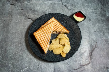 Chicken Cheese Pilz Sandwich mit Chips und Mayo-Dip-Sauce serviert in Teller isoliert auf Hintergrund Draufsicht auf Frühstück Essen indische Gewürze