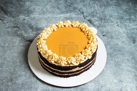 Téléchargez les photos : Gâteau au caramel salé au chocolat servi dans une assiette isolée sur fond vue du dessus d'un dessert indien au four - en image libre de droit