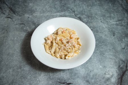 Téléchargez les photos : Pâtes crémeuses aux crevettes servies dans une assiette isolée sur fond vue du dessus de la restauration rapide cousin italien - en image libre de droit
