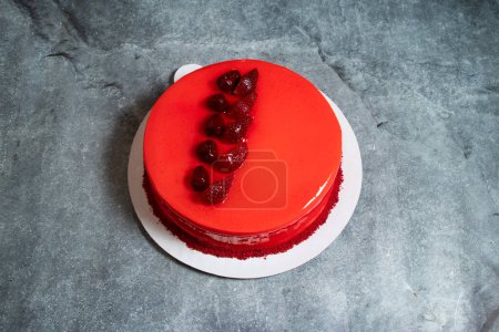 Téléchargez les photos : Gâteau à la crème à la fraise à la vanille servi dans une assiette isolée sur le fond vue du dessert indien au four - en image libre de droit