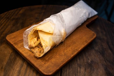 Téléchargez les photos : Arabe poulet shawarma rouleau enveloppement isolé sur planche de bois vue de dessus arabique épicé fastfood - en image libre de droit