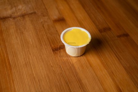Téléchargez les photos : Trempette à la moutarde au miel servie dans une tasse isolée sur une table en bois vue sur la nourriture indienne - en image libre de droit