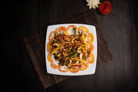 ensalada de anacardo de pollo vegetal servido en plato aislado en la alfombra de la servilleta vista superior de alimentos saludables para la cena