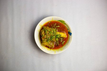 Grour beef nalli Nihari serviert in Karahi isoliert auf Hintergrundansicht von bangladeshi, indischen und pakistanischen traditionellen würzigen Speisen