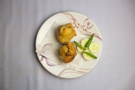 Foto de Kolija Singara o shingara servido en plato aislado sobre fondo vista superior de bangladeshi, comida picante tradicional india y pakistaní - Imagen libre de derechos