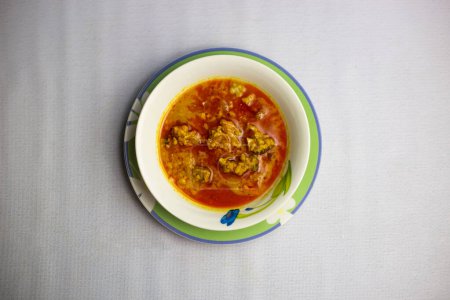 Khashir Moong Dal gosht serviert in Teller isoliert auf Hintergrundansicht von bangladeshi, indischen und pakistanischen traditionellen scharfen Speisen