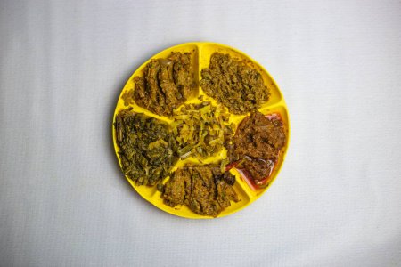 Surtido de Bhorta Bhaj o bhaji con aloo, berenjena, baingan, vorta de tomate servido en placa aislada en vista superior de fondo de bangladeshi, comida picante tradicional india y pakistaní