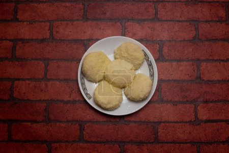 Irani Bhog dulce servido en plato aislado sobre fondo vista superior de bangladeshi postre alimentos
