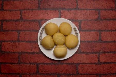 Roshogolla oder Rasgulla süß serviert in Teller isoliert auf dem Hintergrund Draufsicht auf bangladeshi Dessertspeise
