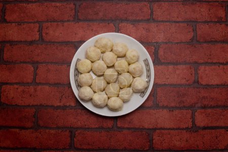 Süße Roshogolla oder Rasgulla serviert in Teller isoliert auf dem Hintergrund Draufsicht auf bangladeshi Dessertspeise