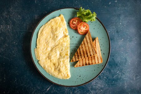 Pilz Wurst Omelette mit braunem Brot Toastplatte serviert in Schüssel isoliert auf Hintergrund Draufsicht Frühstück