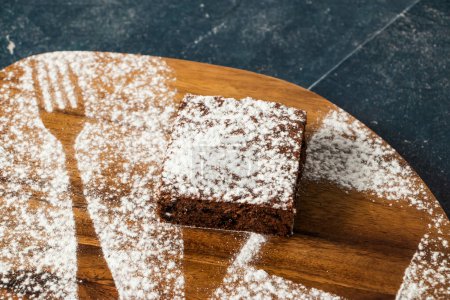 Téléchargez les photos : Martha kent brownie isolé sur une planche de bois vue rapprochée du dessus du café dessert alimentaire cuit au four - en image libre de droit