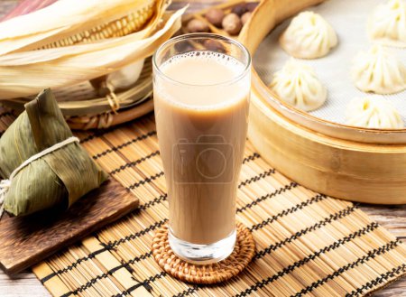 Foto de Té de leche helada servido en vidrio aislado en la estera vista lateral de taiwan bebida refrescante - Imagen libre de derechos