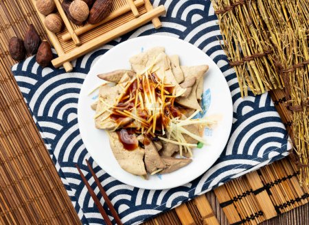 Schweineleber mit Essstäbchen serviert in Schale isoliert auf Serviette Draufsicht auf Tisch taiwan Essen