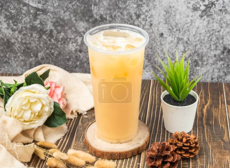 Téléchargez les photos : Iced Yakult thé vert avec glaçon servi en verre jetable isolé n table vue de côté de la boisson taïwanaise - en image libre de droit