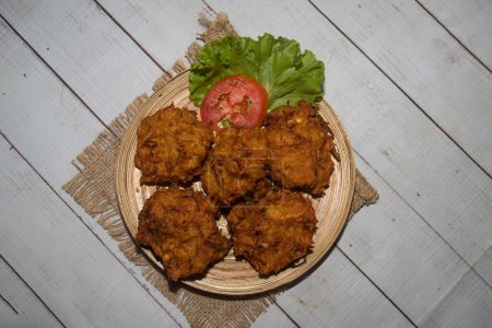 Huhn pakora serviert in Schale isoliert auf Serviette bangladeshi Essen Top-Ansicht auf dem Tisch